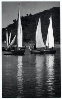 [Pescadores en sus botes a vela]