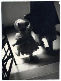 [Movimiento sugerido en una pequeña niña con sombrerito que baja la escalera de la mano de una mujer]