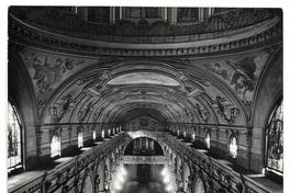 [Entorno interior de la nave central con elementos ornamentales, esculturas y pintura mural que adornan la Catedral de Santiago]
