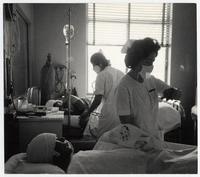 [Personal médico atendiendo pacientes hospitalizados]