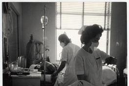 [Personal médico atendiendo pacientes hospitalizados]