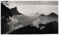 Río de Janeiro con lluvia visto desde Foresta de Tijuca
