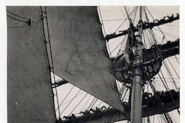 Izando velas en "La Esmeralda"