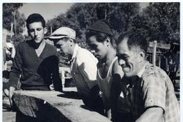 Trabajadores deben mover inmensos bloques de madera que forman parte del esqueleto del lanchón