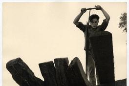 Astilleros del Maule: Aquí trabajan obreros de todas las edades cortando cuadernas