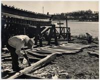 Con azuela dan distintas formas a los maderos que componen el esqueleto de los lanchones. Aquí preparan el deslizadero de un lanchón que empezarán a construir