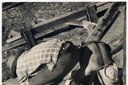 [Trabajadores en sus labores de construcción en el astillero]