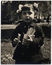 [Niñita con un paquete de barquillos en sus manos], en el Parque Forestal