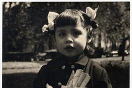 [Niñita con un paquete de barquillos en sus manos], en el Parque Forestal