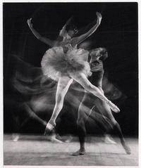 Movimiento sugerido [en una escena de ballet]