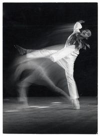 Movimiento sugerido [en una escena de ballet]