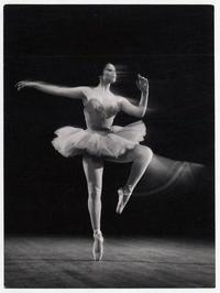 Movimiento sugerido [en una escena de ballet]