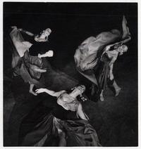 Nora Arriagada, Nany Torres y Joan Turner [en una escena del] ballet "Coppelia"