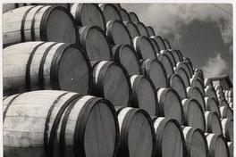 Ritmo circular [en una composición de barriles apilados]