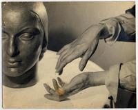 Manos de la escultora Laura Rodig