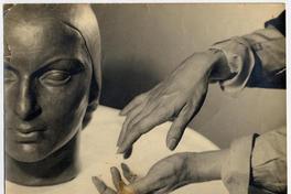 Manos de la escultora Laura Rodig