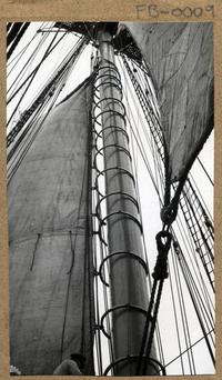 [Ejercicio de izar velas en "La Esmeralda"]