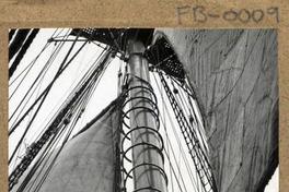 [Ejercicio de izar velas en "La Esmeralda"]