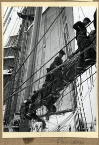 [Ejercicio de izar velas en "La Esmeralda"]