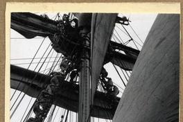 [Ejercicio de izar velas en "La Esmeralda"]