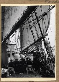 [Ejercicio de izar velas en "La Esmeralda"]