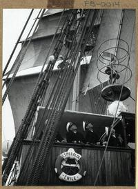 [Ejercicio de izar velas en "La Esmeralda"]