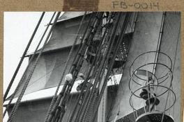 [Ejercicio de izar velas en "La Esmeralda"]