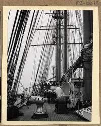 [Ejercicio de izar velas en "La Esmeralda"]