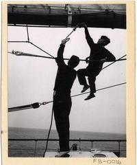 [Ejercicio de izar velas en "La Esmeralda"]