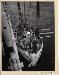 [Tripulación de "La Esmeralda" en un bote a un costado del Buque Escuela]