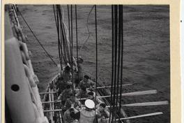 [Tripulación de "La Esmeralda" en un bote a un costado del Buque Escuela]