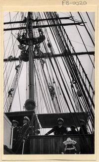 [Ejercicio de izar velas en "La Esmeralda"]