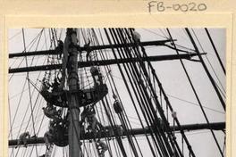 [Ejercicio de izar velas en "La Esmeralda"]