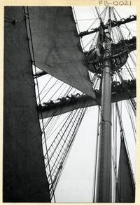 [Ejercicio de izar velas en "La Esmeralda"]