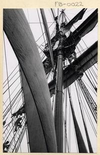 [Ejercicio de izar velas en "La Esmeralda"]