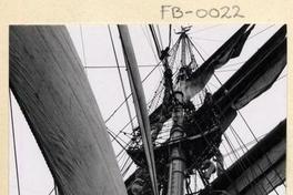 [Ejercicio de izar velas en "La Esmeralda"]