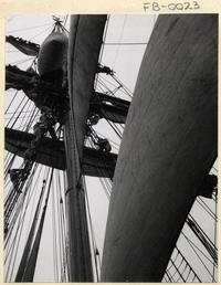 [Ejercicio de izar velas en "La Esmeralda"]