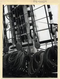 [Ejercicio de izar velas en "La Esmeralda"]