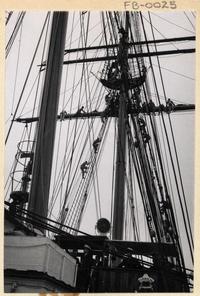 [Ejercicio de izar velas en "La Esmeralda"]