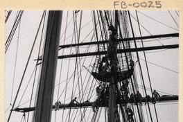 [Ejercicio de izar velas en "La Esmeralda"]