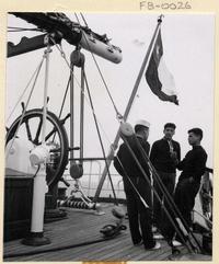 [Tripulantes en la cubierta de "La Esmeralda"]