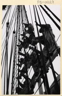 [Ejercicio de izar velas en "La Esmeralda"]