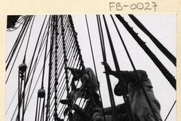 [Ejercicio de izar velas en "La Esmeralda"]