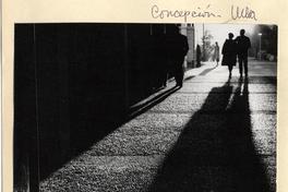 [Paseantes transitan por una calle de Concepción]