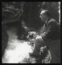 [Pablo Neruda en "La Chascona", junto al riachuelo que venía de la montaña y atravesaba la casa por debajo]