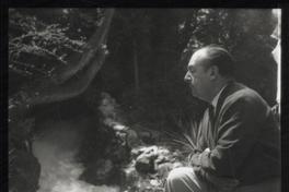 [Pablo Neruda en "La Chascona", junto al riachuelo que venía de la montaña y atravesaba la casa por debajo]
