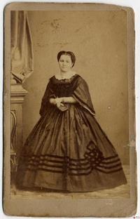 [Dama de pie con carnet de baile en su mano]