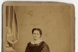 [Dama de pie con carnet de baile en su mano]