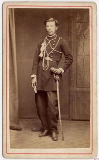 [Joven oficial militar]