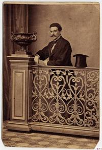 [Hombre apoyado en una balaustrada]